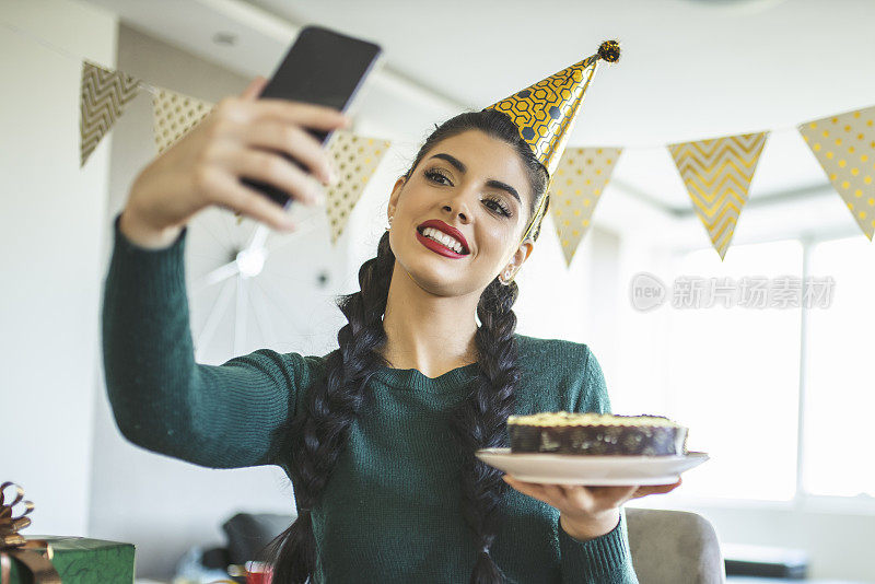 在新冠肺炎大流行期间在家庆祝生日的妇女