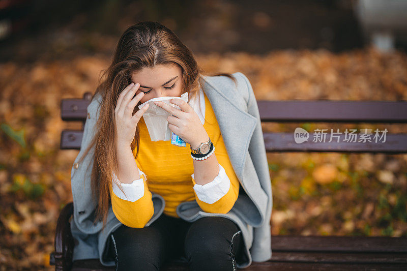 生病的年轻女子得了感冒和流感