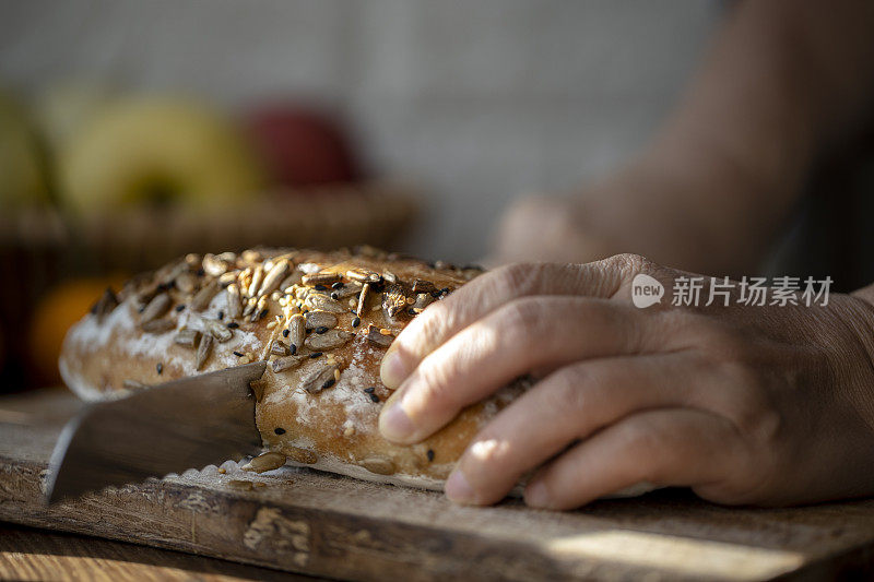 用面包切片机切面包