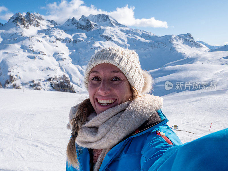 滑雪度假的女人在山顶自拍