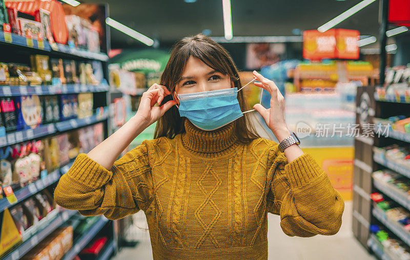 在超市购物时戴着口罩的女人
