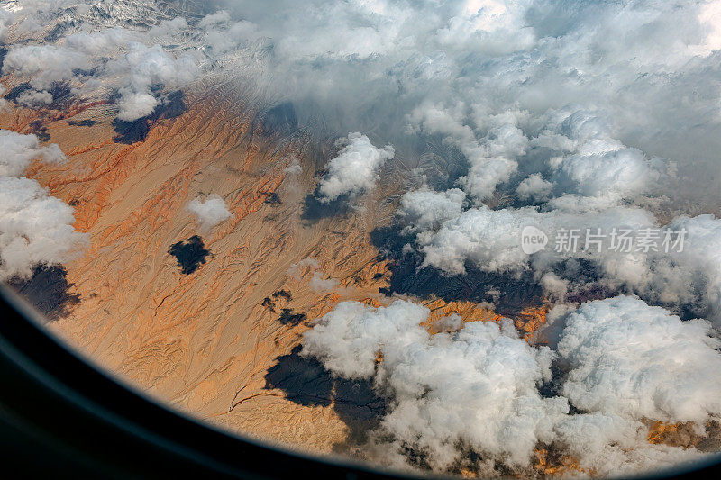 中国，亚洲，西藏和塔克拉玛干沙漠的鸟瞰图