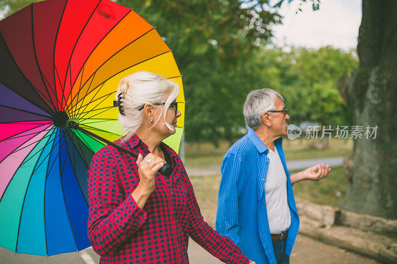 一对情侣在雨天散步