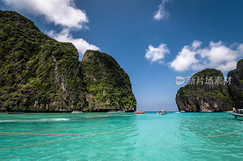 美丽的岛屿和绿松石水在普吉湾，泰国