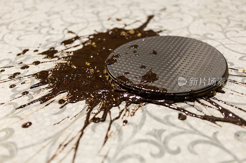 巧克力蛋糕掉到地板上了