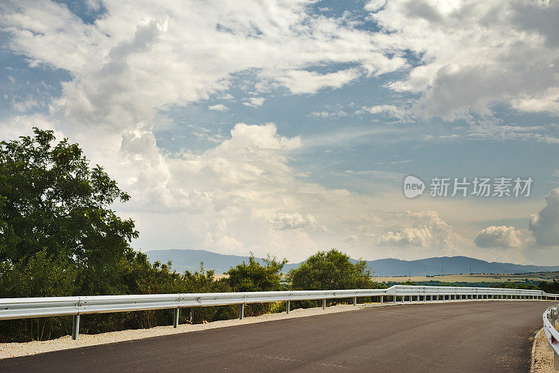 空无一人的道路