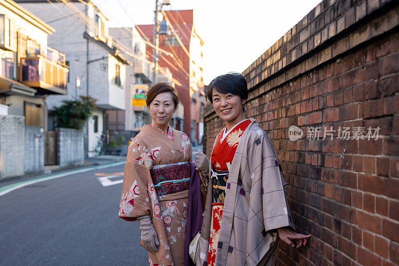 穿着和服的日本妇女站在街上
