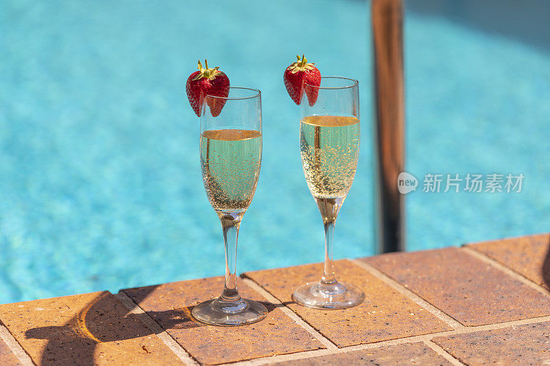 豪华游泳池边有草莓香槟