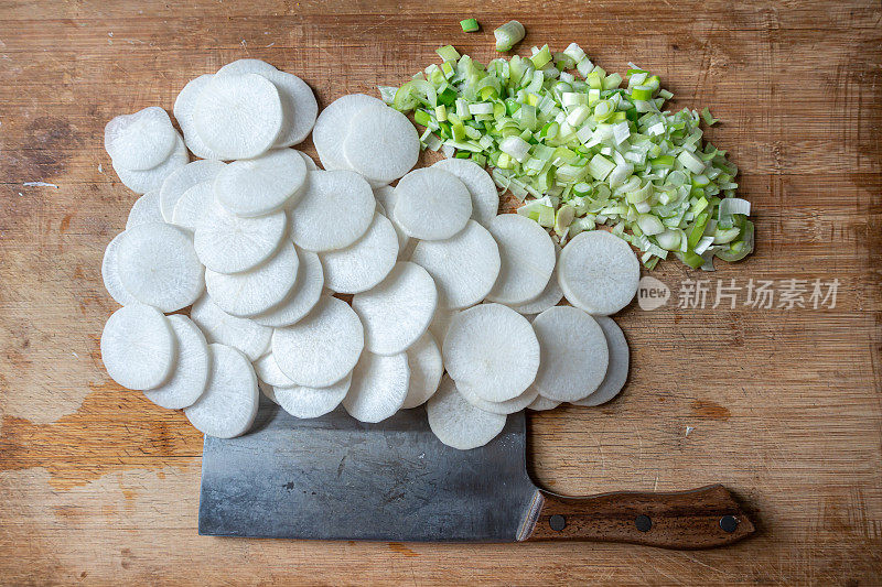 蔬菜放在木板上;健康饮食概念;萝卜