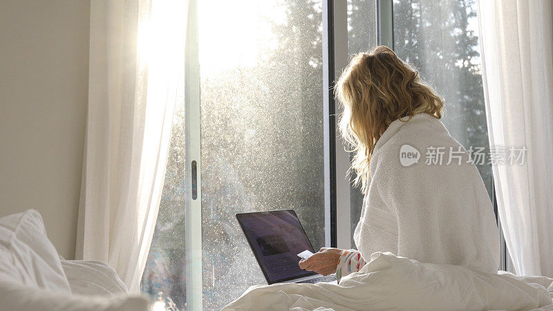 女人用电脑和信用卡进行网上购物