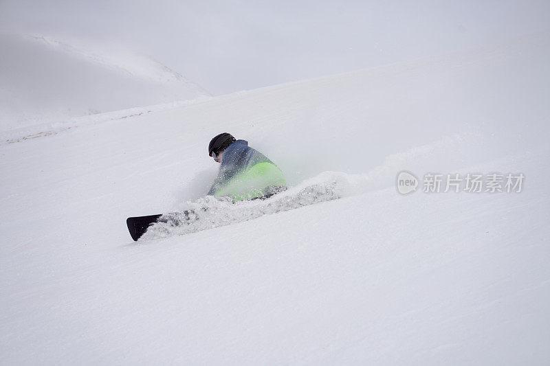 滑雪障碍运动员早上在雪坡上摔了一跤