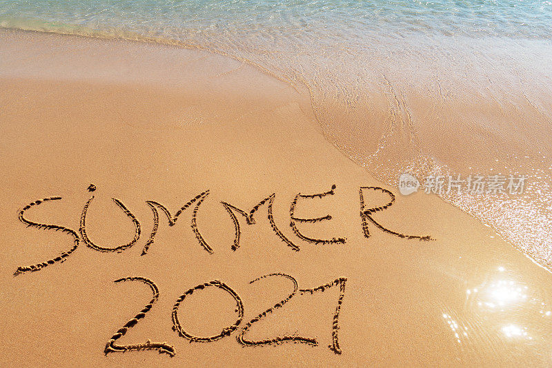 写在沙滩上的2021年夏天。前视图。平的。