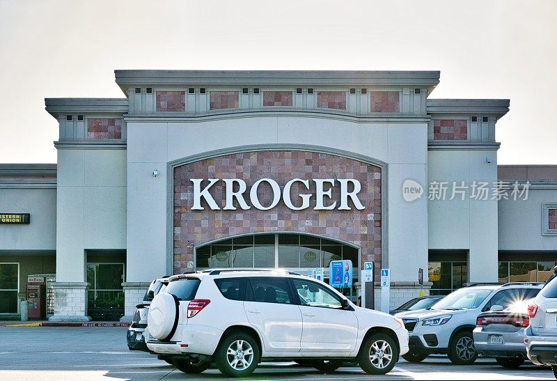 克罗格的店面与车辆在前景停车场在休斯顿，得克萨斯州。
