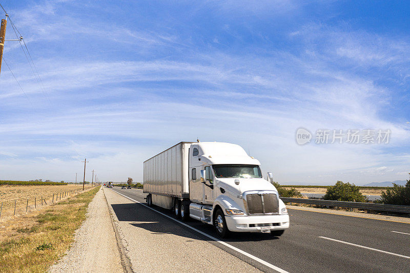 加州中央谷5号州际公路上的长途卡车