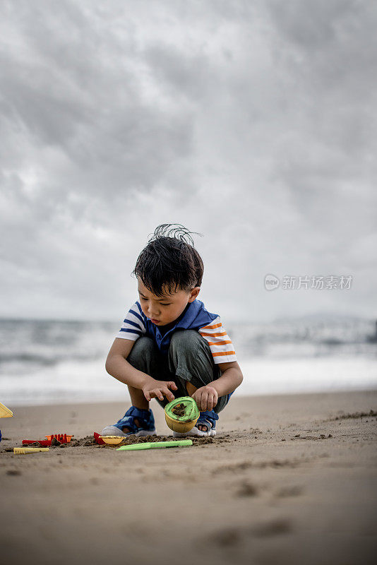 亚洲男孩在海边玩