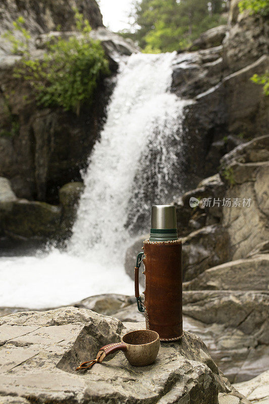 在森林里用热水瓶冲泡新鲜咖啡