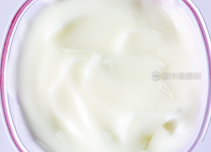 宏观酸奶质地，高分辨率，鲜奶美丽飞溅。白色背景。纹理。