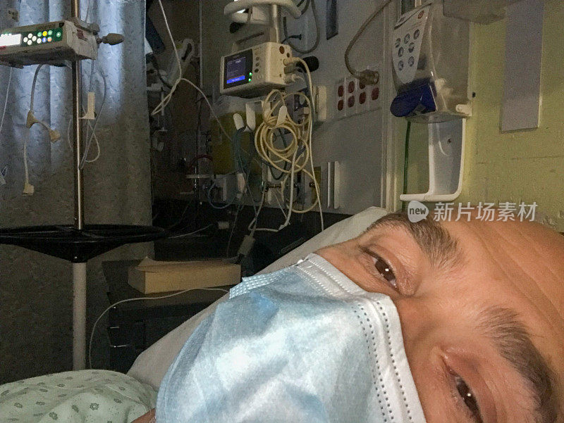 一名戴着防护面罩和长袍的男子在医院被爆头