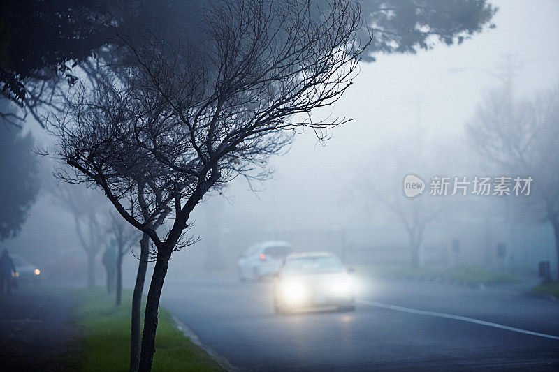 雾蒙蒙的早晨上班路上的汽车