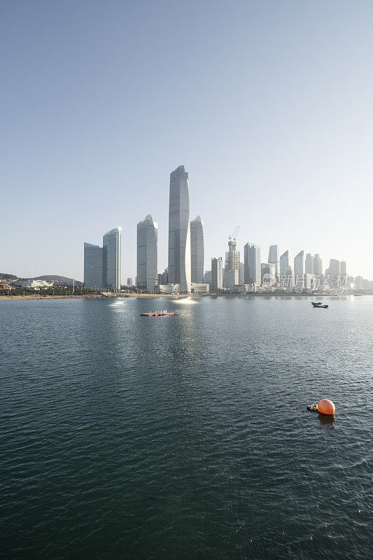 日出时海边的青岛市景