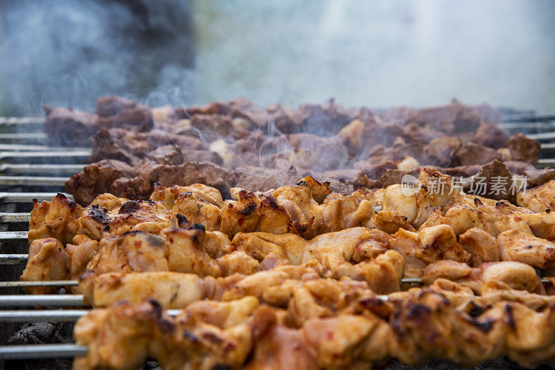 烧烤、鸡肉、牛肉和烤肉