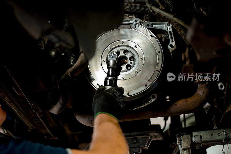 汽车修理工在汽车修理厂修理汽车发动机