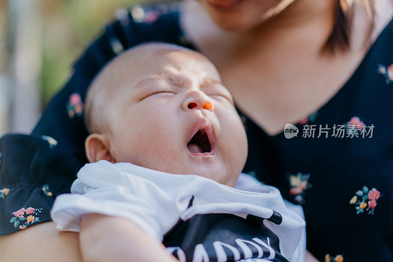 亚洲男婴打哈欠