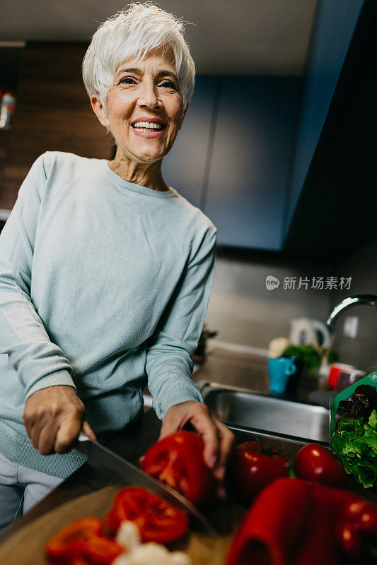 一位女士在厨房里用笔记本电脑打电话