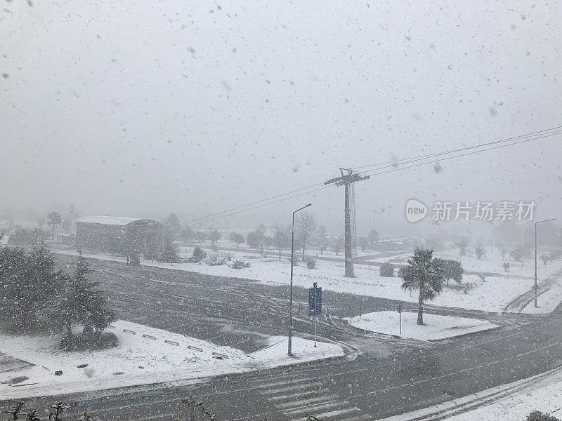 大雪覆盖了三顺的高速公路，汽车无法聚焦