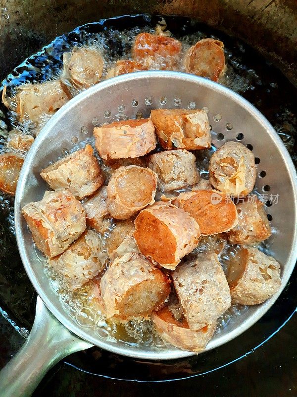 炸蟹肉卷滤锅里的肉丸-中式菜肴的准备。