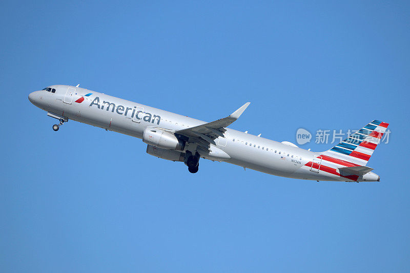 美国航空公司空客A321飞机在洛杉矶国际机场起飞