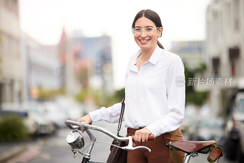 一个年轻女子用她的自行车探索城市的肖像