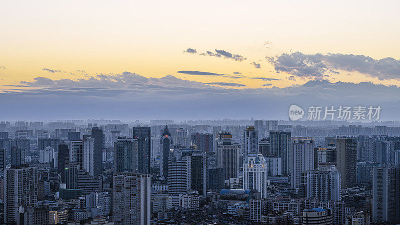 拍摄成都市区密集的黄昏和日落建筑