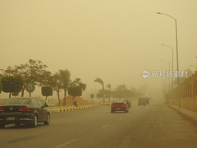 随着风速的增加和能见度的降低，一场沙尘暴袭击了埃及