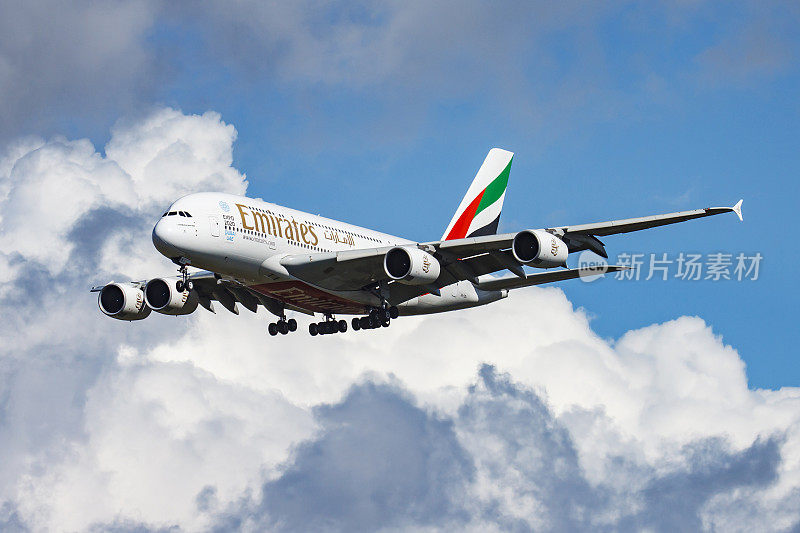 阿联酋航空的一架客机在机场降落。飞行旅行日程。航空和飞机。航空运输。全球国际运输。飞和飞行。和着陆。
