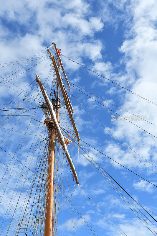帆船的桅杆。