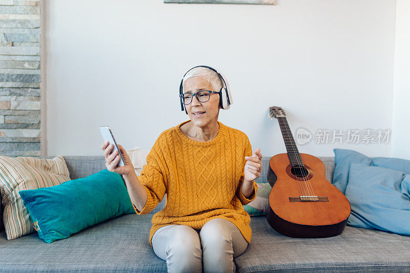 一个成熟的女人听着她最喜欢的歌，享受着