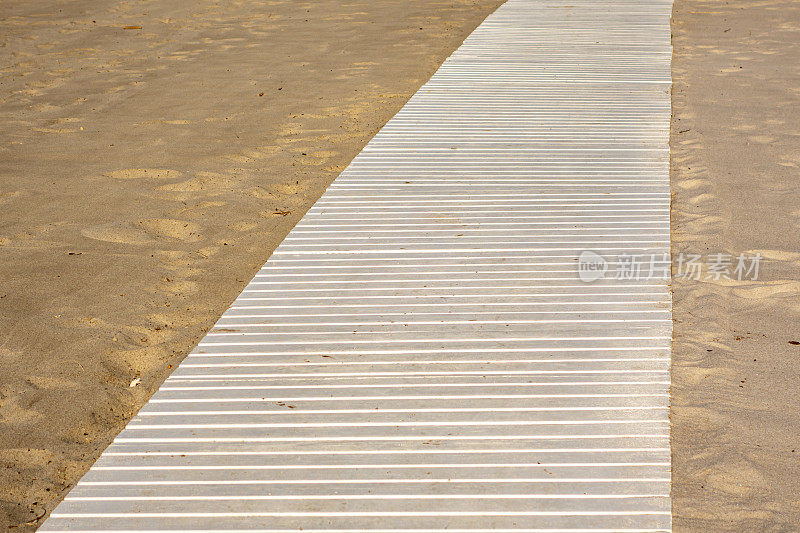 木制海滩白色木板路与沙子为背景