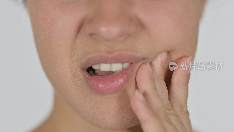 印度妇女的嘴与蛀牙，牙痛，白色背景