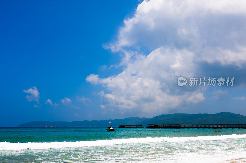 蔚为壮观的天空、云景、蔚蓝的大海、廊桥桥墩