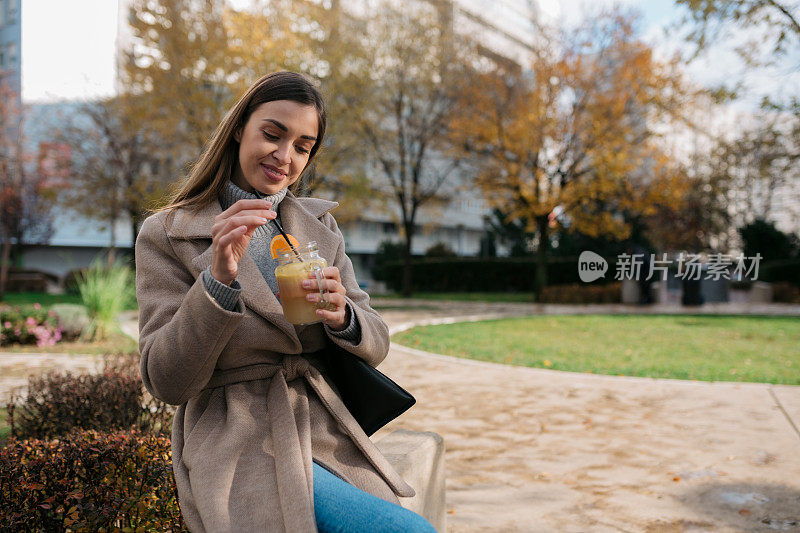 吸引人的年轻白人妇女享受自己在城市