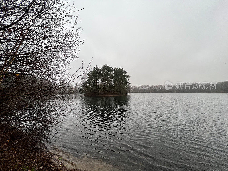 冬天天气不好时的湖泊。