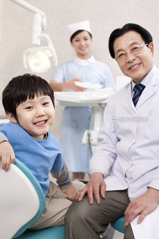 医生和病人在牙科诊所