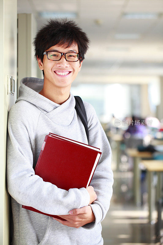 在图书馆借书的大学生