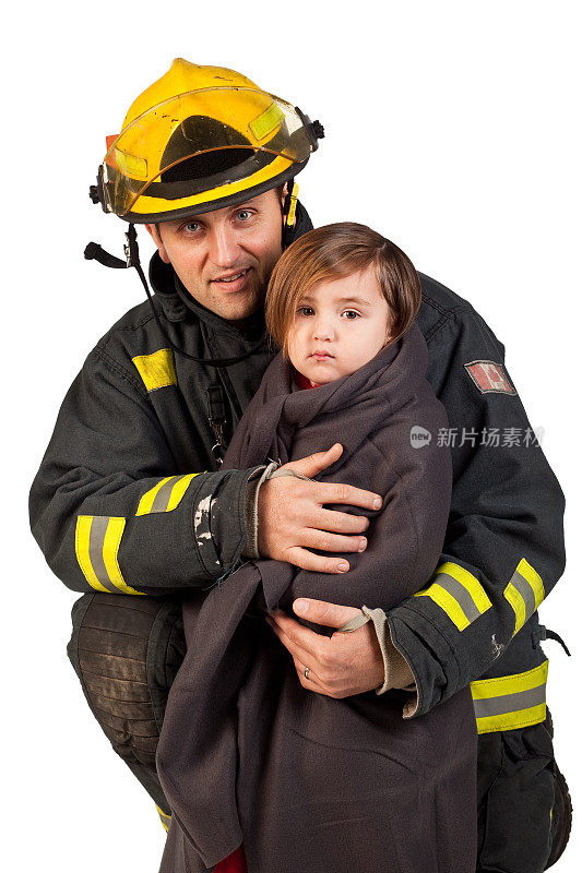 消防员抱着裹着毯子的小女孩。