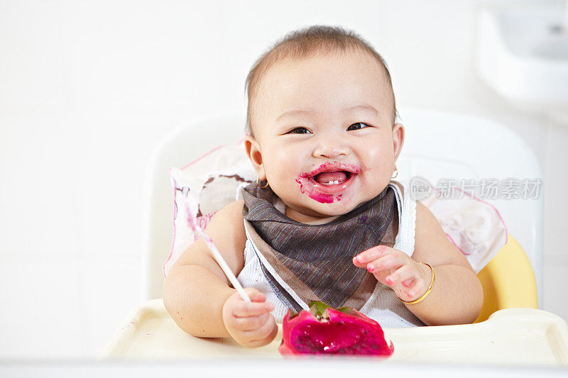 婴儿吃火龙果