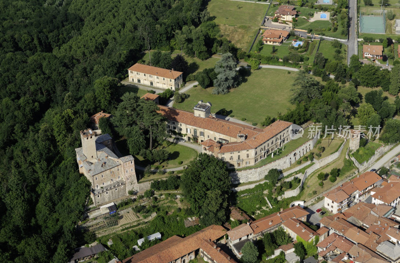 里瓦拉城堡鸟瞰图，晴朗的一天，都灵，皮埃蒙特，意大利