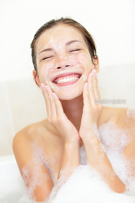 洗澡时洗脸的女人