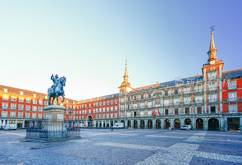 西班牙马德里市长广场的晨光