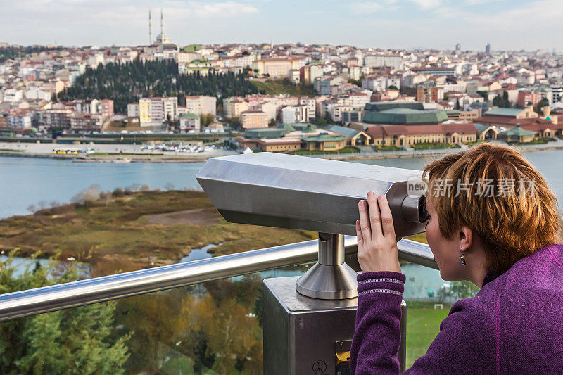 看的人扔游客双筒望远镜在城市和河景